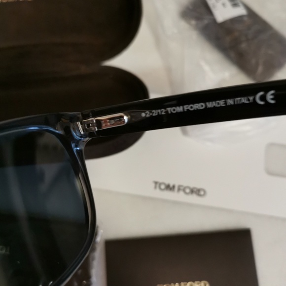 Tom Ford sunglasses with suede case - Picture 5 of 7